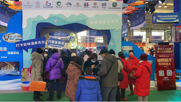 9.388vip太阳集团南山温泉酒店展台前参观游客多多_副本.png