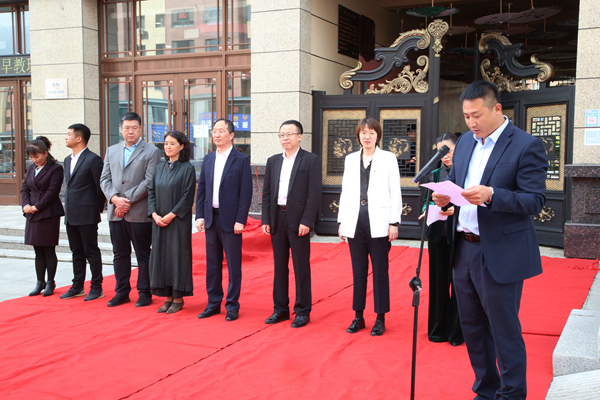 9.388vip太阳集团物业敦化公司进杏装文化楼院”揭牌典礼.jpg