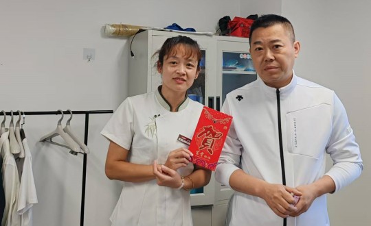 2024年9月13日，酒店，整个员工，发放中秋节福利_副本.jpg