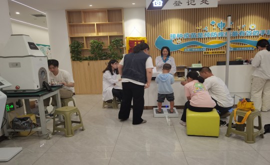 15.医疗公司“科学评估，助力成长”儿童义诊活动现场_副本.jpg
